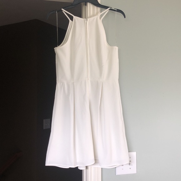 NWT! White Dress with Pockets. Size Medium. - Picture 4 of 7